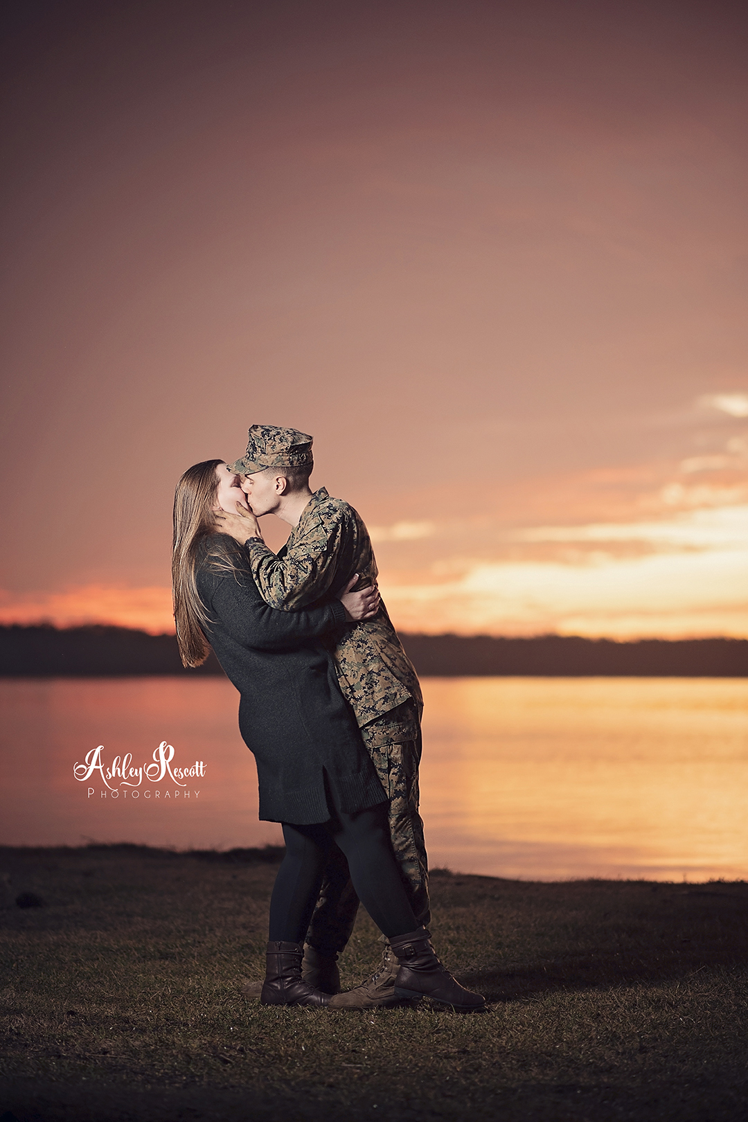 couple kissing at sunset near water