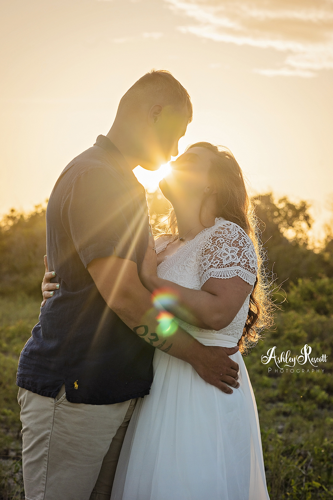 couple kissing with the sun coming through